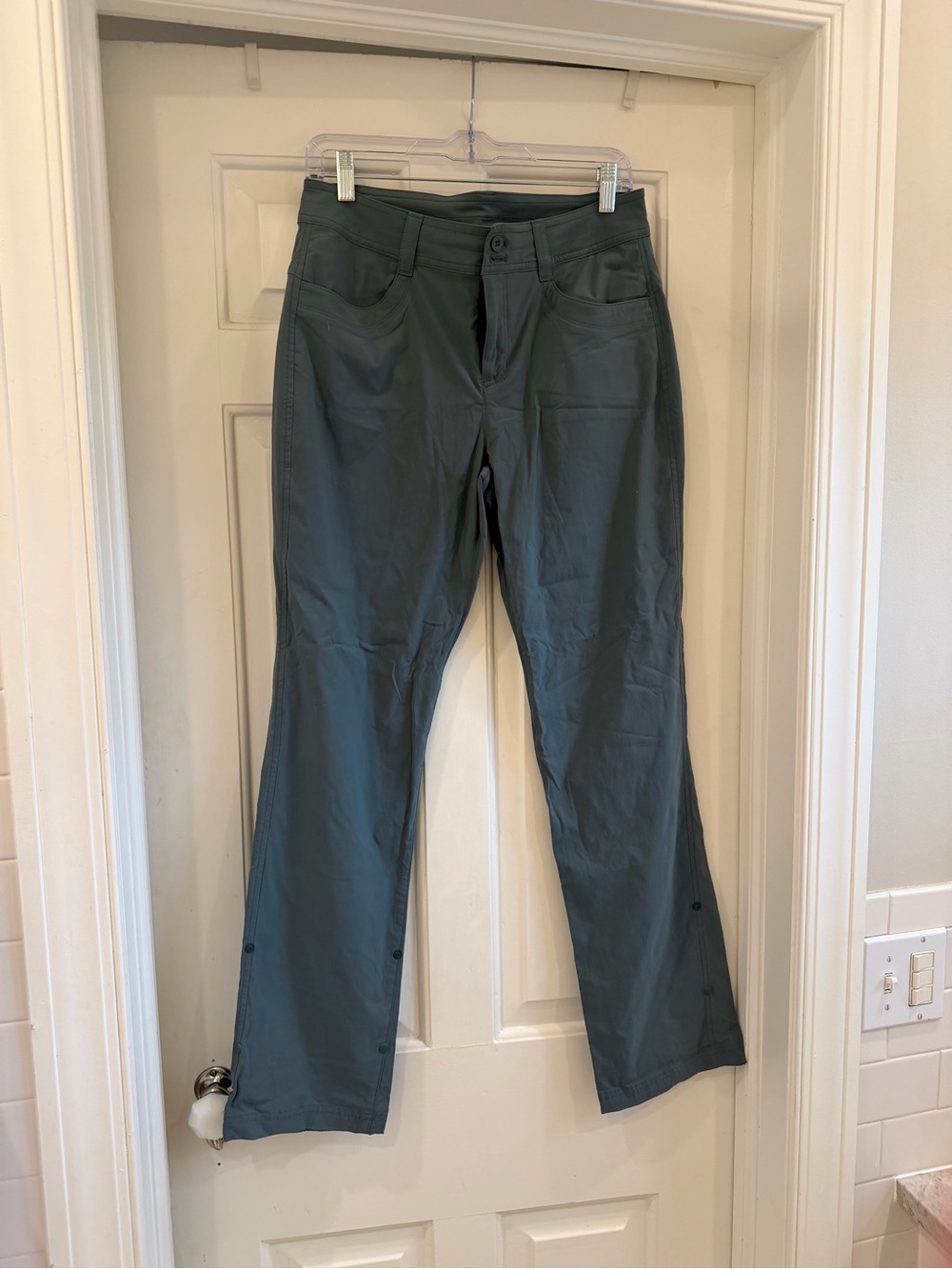 Eddie Bauer Women's Straight Leg Travel/Hiking Pant in sage green size 8